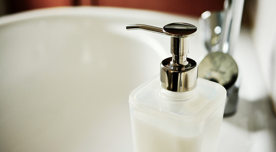 Боротьба зі шкідниками Рука садівника, що обробляє уражену попелицею рослину спеціальним розчином