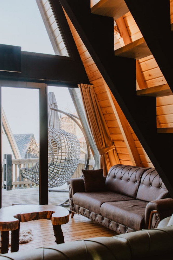 Альпійський стиль вітальні Дизайн інтер'єру в стилі шале 2026: дерев'яні меблі та камін в вітальні