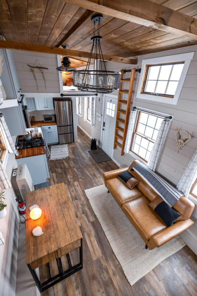 Натуральність та комфорт Стиль шале 2026: використання натуральних матеріалів у дизайні вітальні з каміном.