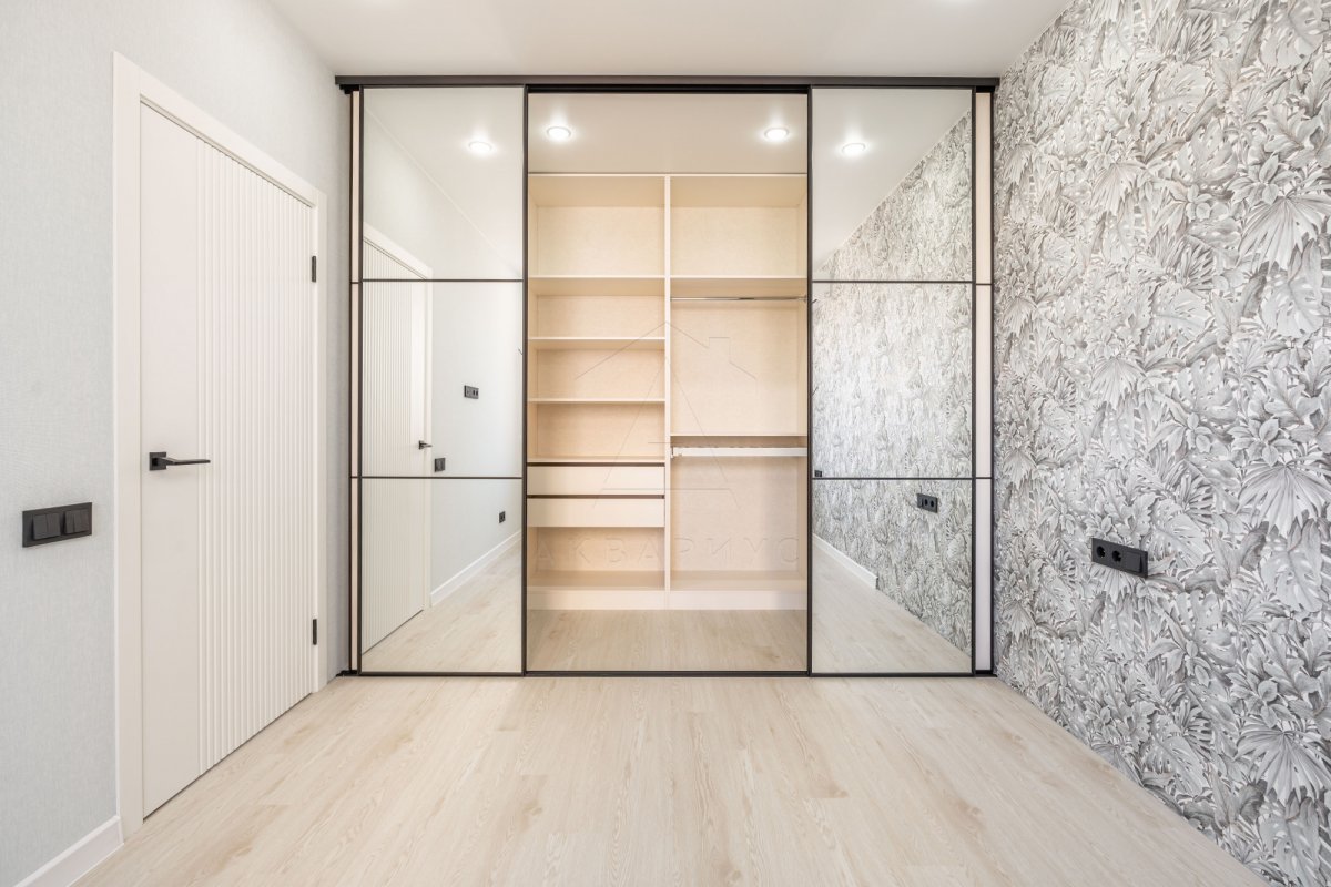 Монтаж натяжної стелі Натяжна стеля з гіпсокартону, що монтується в процесі ремонту квартири.