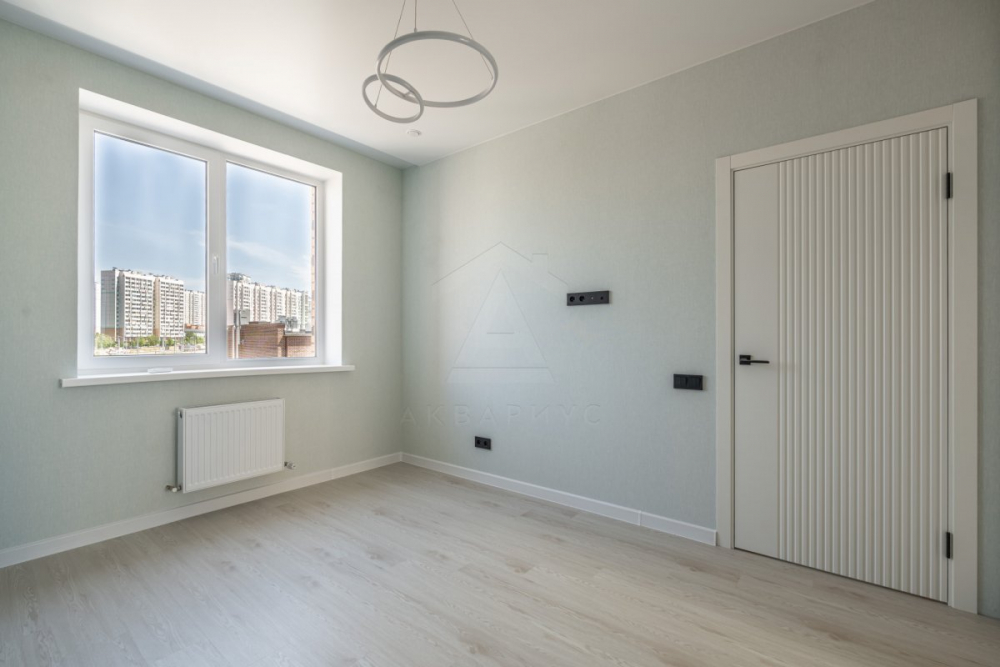 Обговорення плану Два фахівці обговорюють план ремонту, вказуючи на креслення.