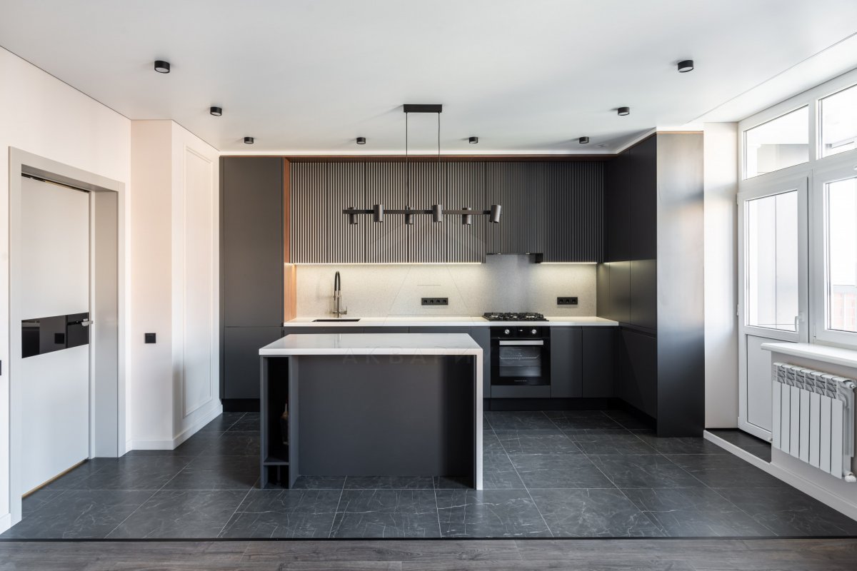 Вирівнювання стін штукатуркою Стіна, що вирівнюється за допомогою штукатурки, як етап ремонту квартири.