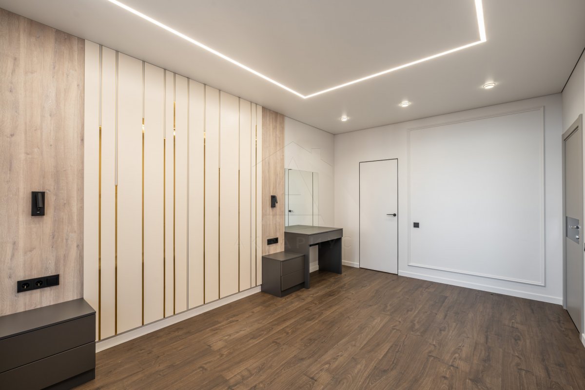 Шпаклювання стін перед фарбуванням Майстер наносить шпаклівку на стіну для підготовки до фарбування.