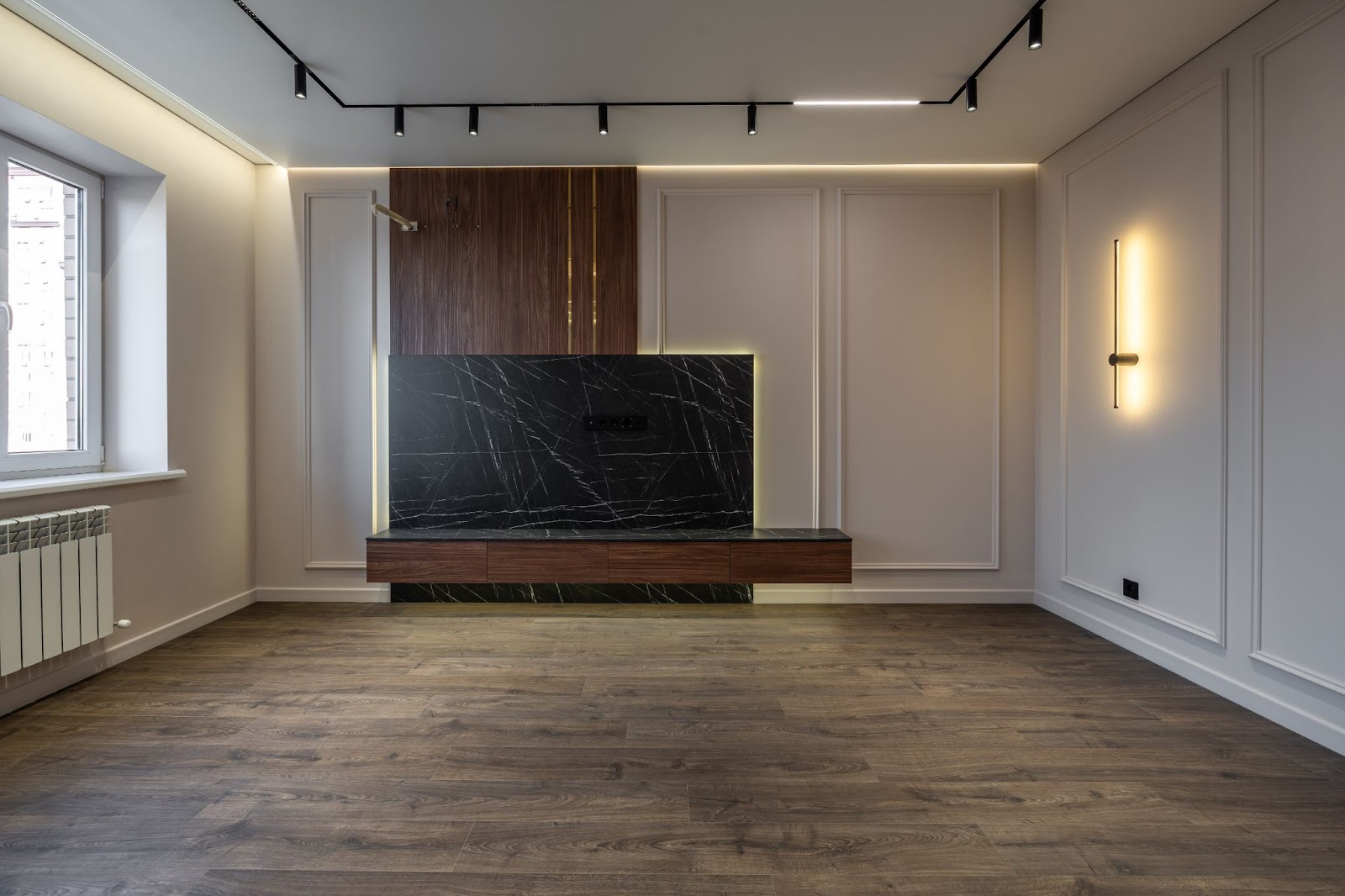 Укладання плитки на підлогу Робота майстра з укладанням плитки на підлогу в новобудові.