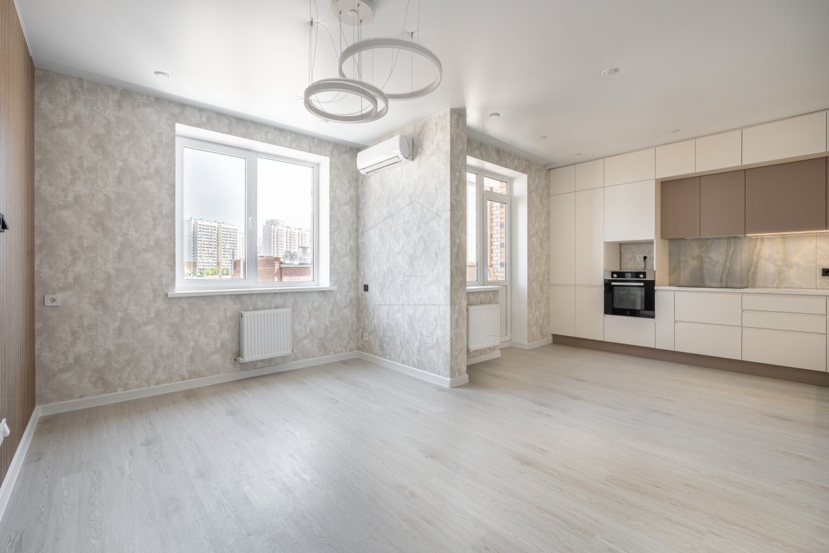 Штукатурення стін Процес штукатурення стін: майстер уважно вирівнює поверхню для подальшого оздоблення.