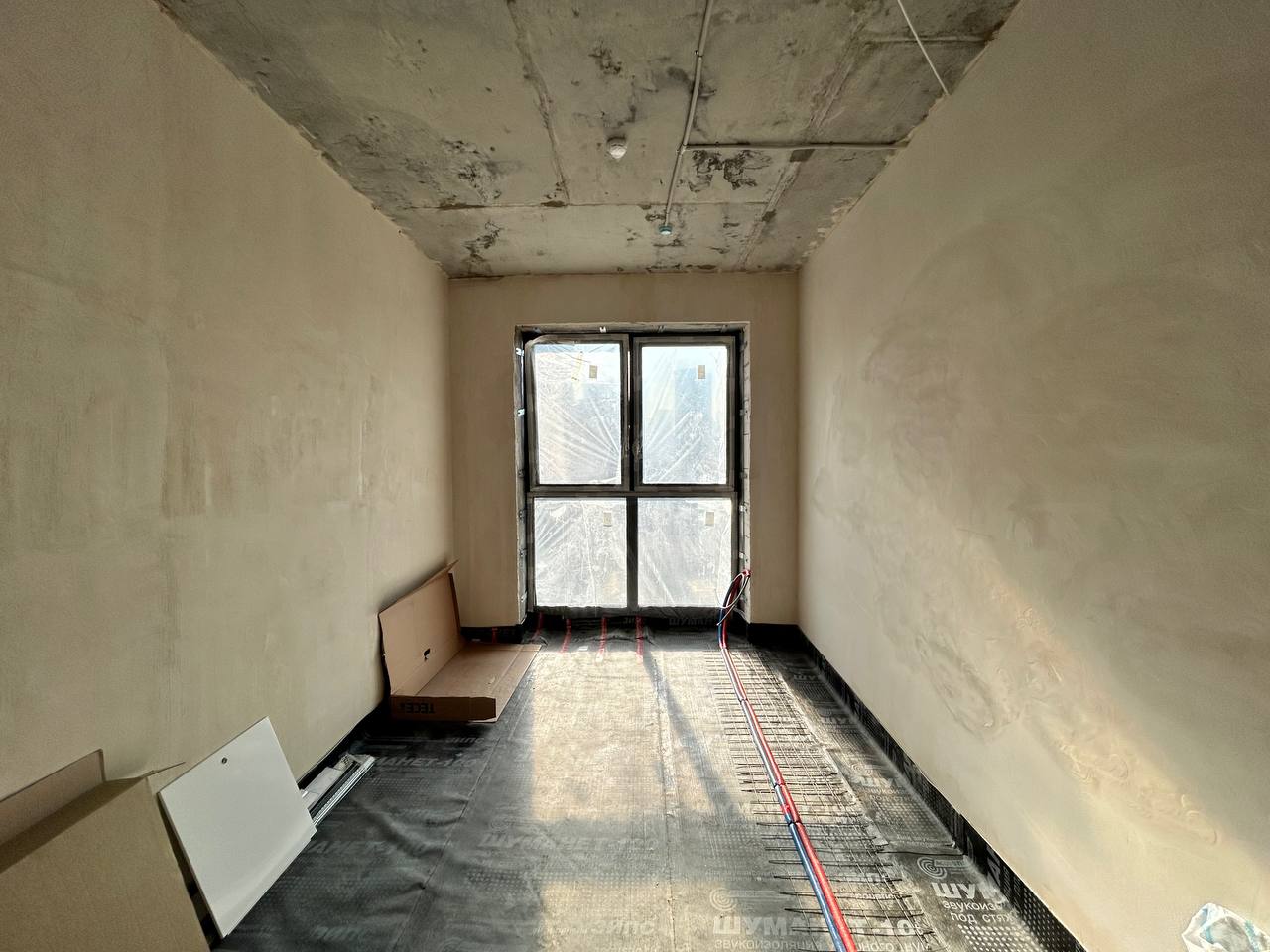 Ремонт новобудови Приклад ремонту новобудови: майстер виконує оздоблювальні роботи згідно з дизайн-проектом.