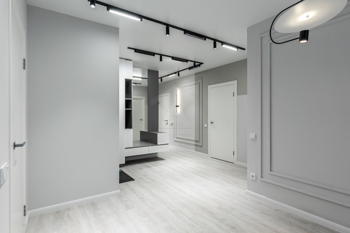 Функціональний дизайн Продуманий дизайн інтер'єру квартири з акцентом на функціональність та естетику.