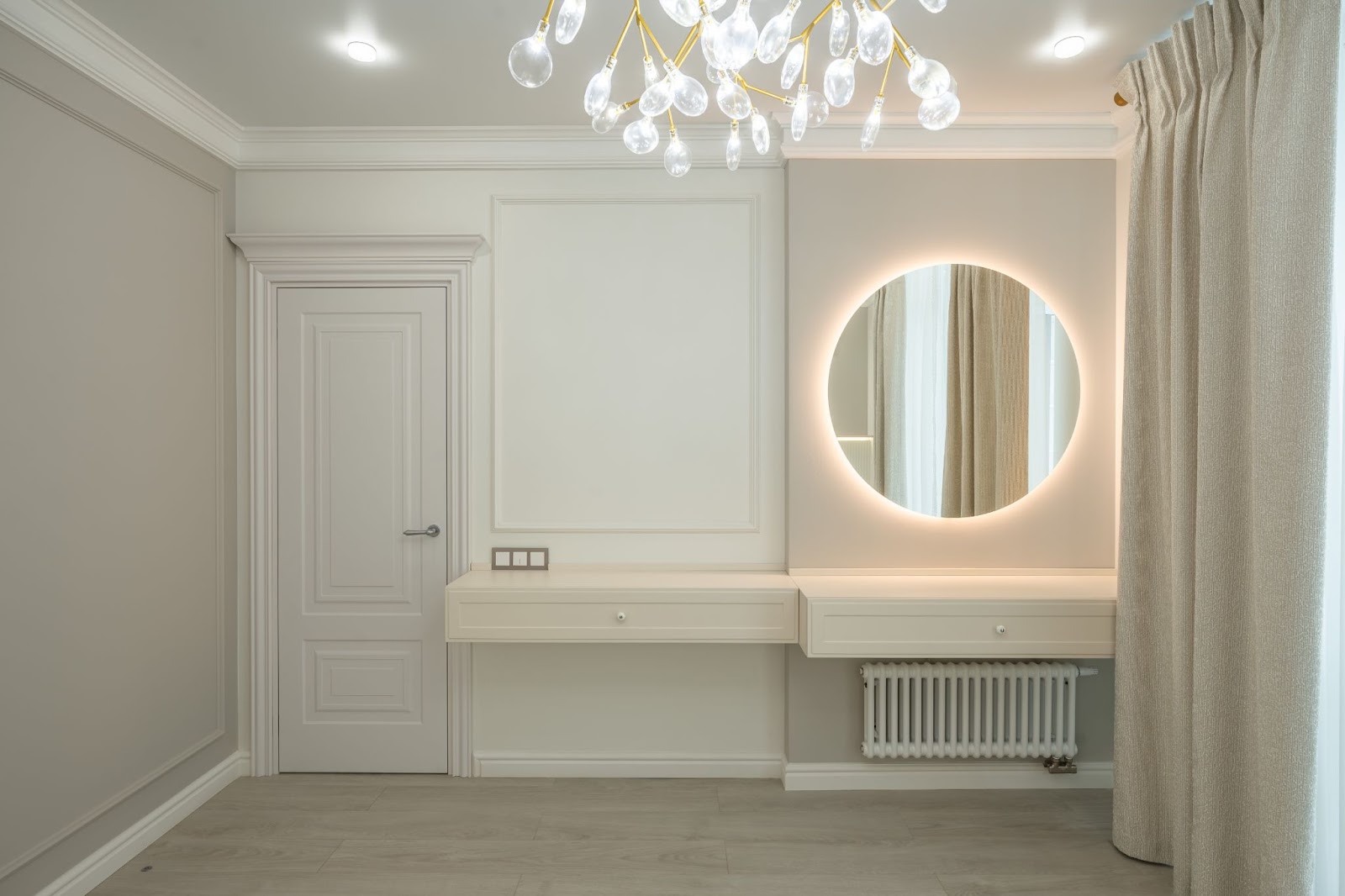 Світла класика з акцентами Приклад світлого інтер'єру квартири в стилі сучасної класики з акцентними деталями