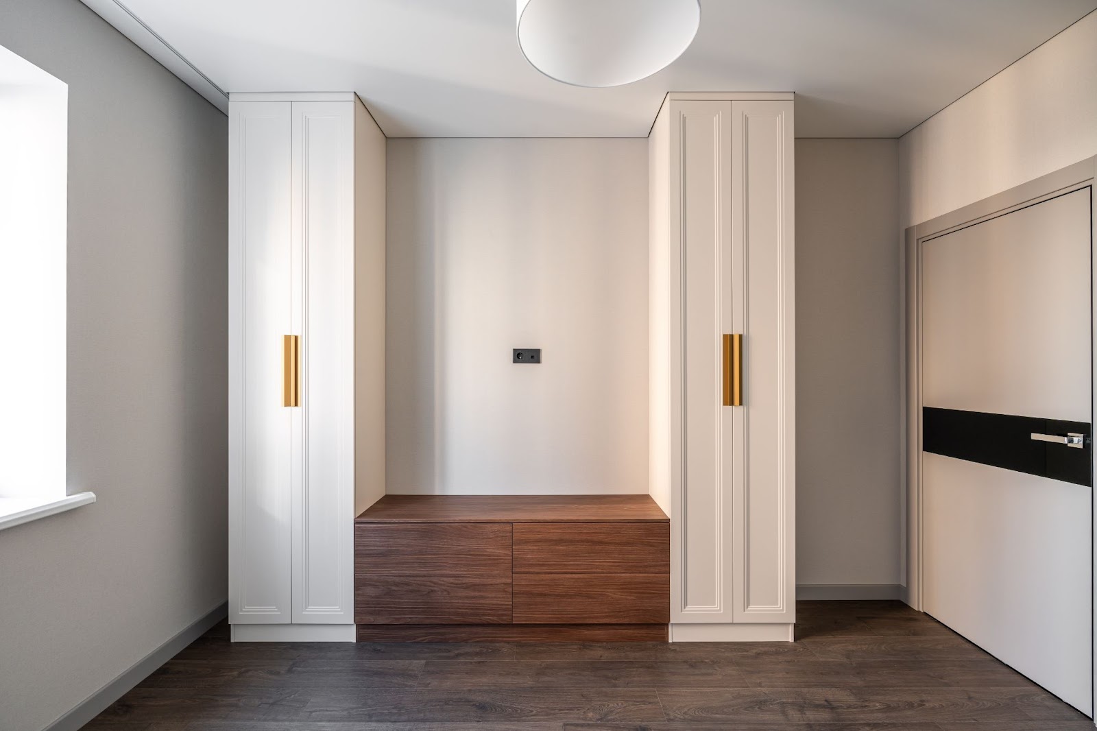 Сучасна кухня: мінімалізм Інтер'єр квартири в сучасному стилі: мінімалізм та функціональність кухонної зони.