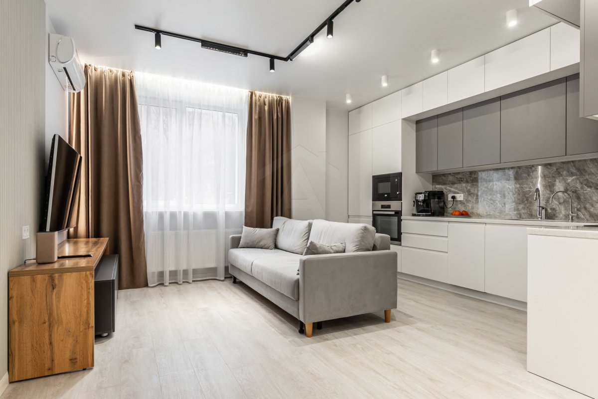 Сучасна кухня з баром Інтер'єр квартири в сучасному стилі: функціональна кухня з барною стійкою та світлим освітленням.