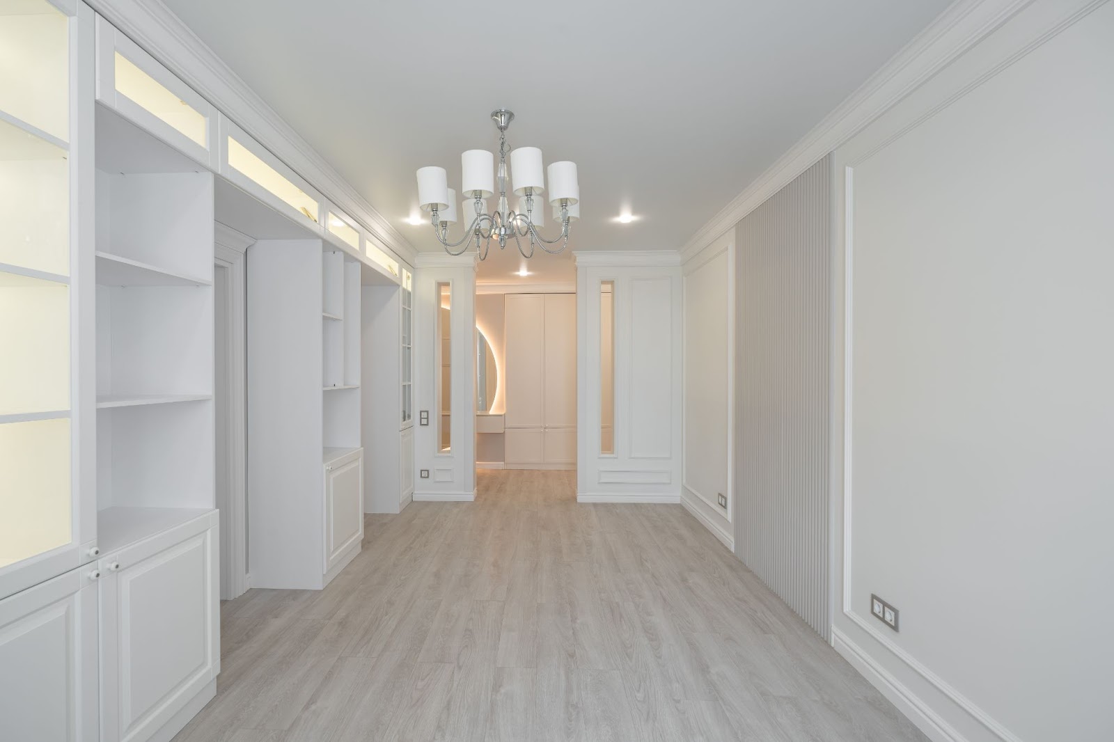 Сучасний світлий дизайн Інтер'єр квартири в сучасному стилі з акцентом на світлі тони та функціональність простору