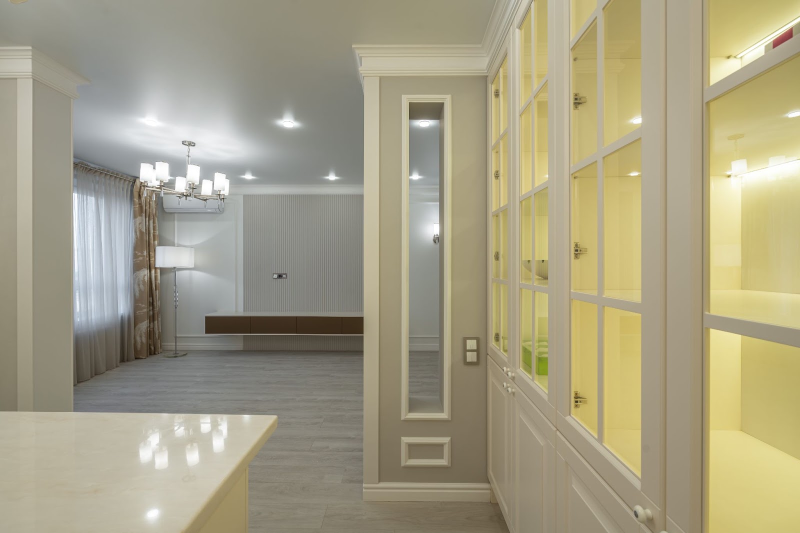 Світлий та затишний інтер'єр Світлий інтер'єр квартири 2026 року з використанням натуральних матеріалів та м'якого освітлення