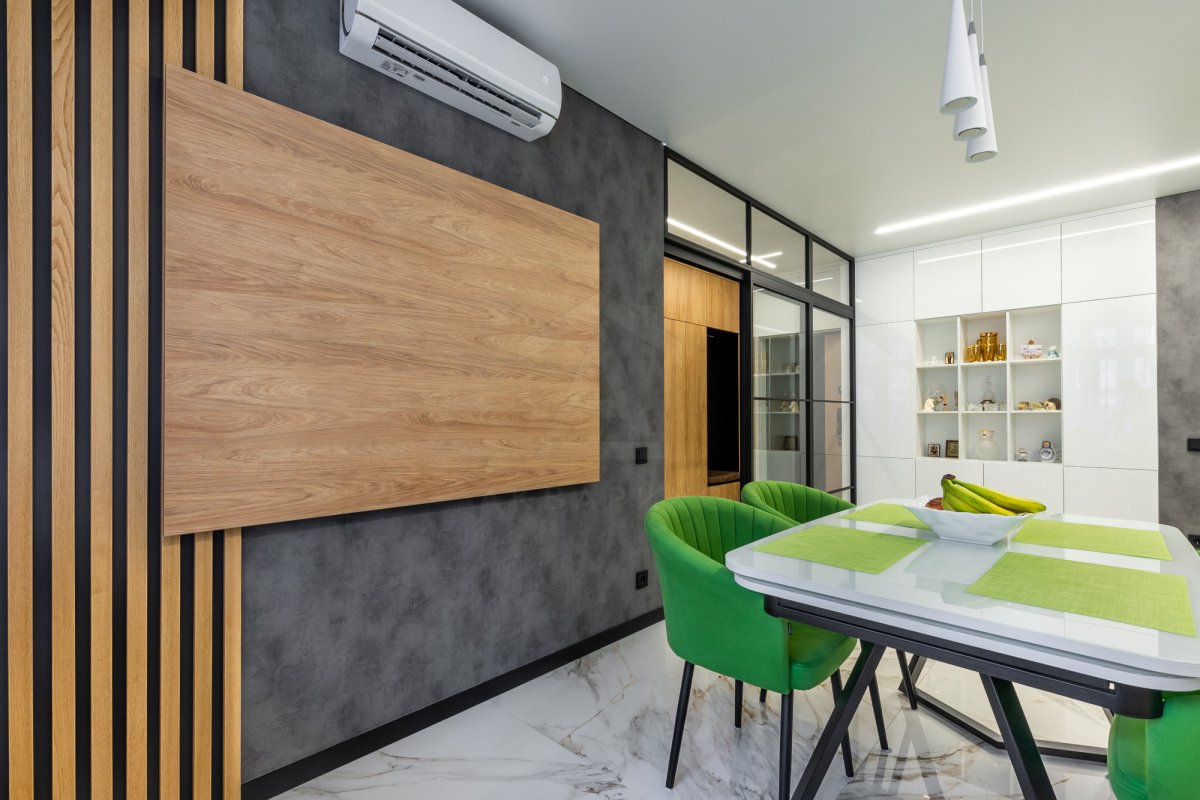 Світлий простір Світлий та просторий дизайн квартири з великими вікнами та мінімалістичним декором.