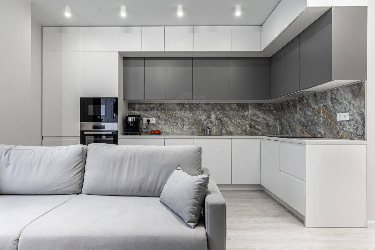 Елегантна ванна кімната Дизайн інтер'єру квартири в світлих тонах: елегантна ванна кімната з сучасним обладнанням.