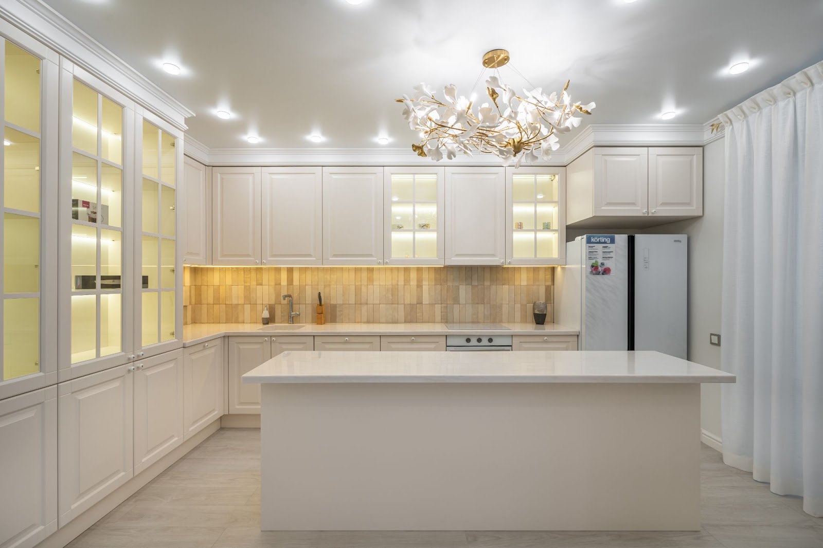 Неокласика: пастельні тони Дизайн квартири у стилі неокласика 2026 з використанням пастельних кольорів та елегантних меблів