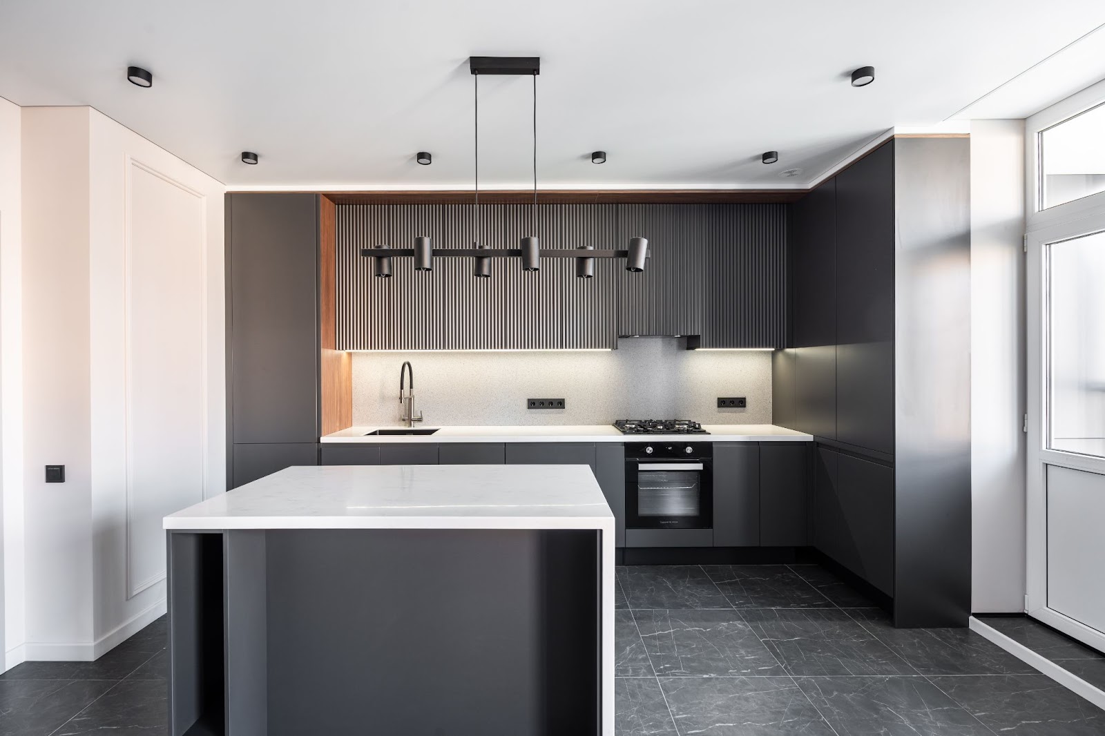 Світла вітальня 2026 Сучасний дизайн інтер'єру квартири: вітальня в світлих тонах з акцентом на декор.