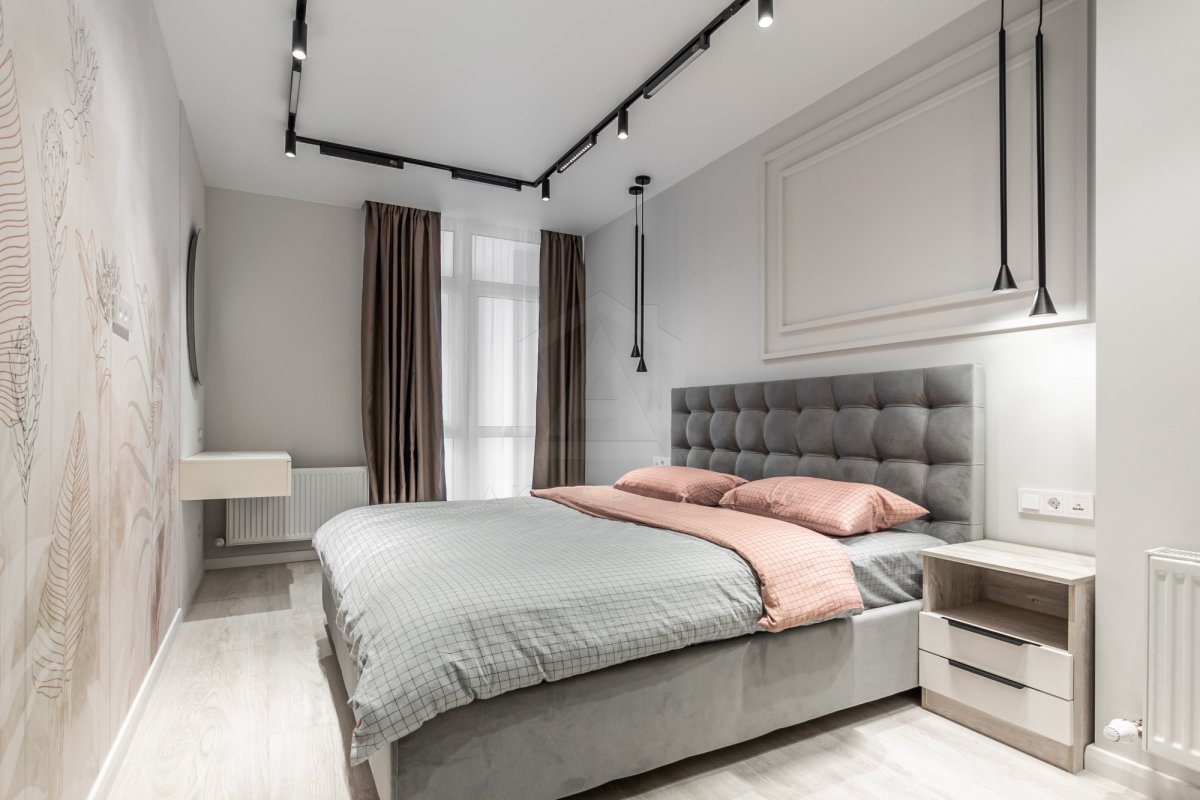 Світла неокласика Сучасний дизайн інтер'єру квартири у світлих тонах з акцентами неокласики.