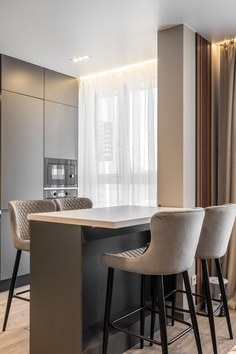 Дерево та світло Сучасний дизайн квартири 2026: поєднання світлих тонів та дерев'яних акцентів у вітальні.