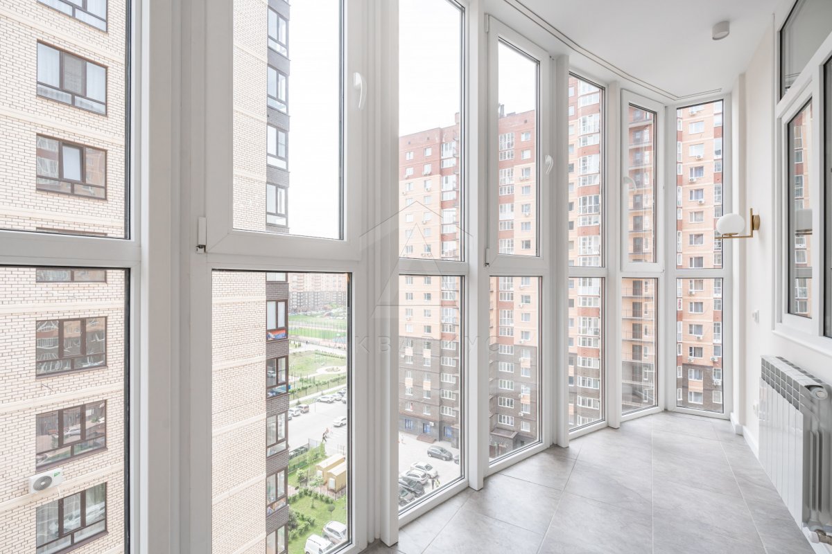 Балкон: домашній офіс Утеплений балкон: стильний робочий кабінет з дерев'яним столом та полицями.