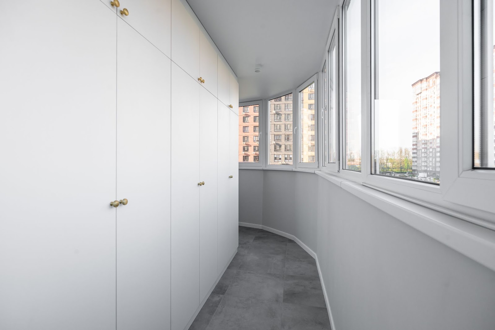 Деталі роблять балкон Декор для балкону: подушки з яскравими принтами та декоративні рослини