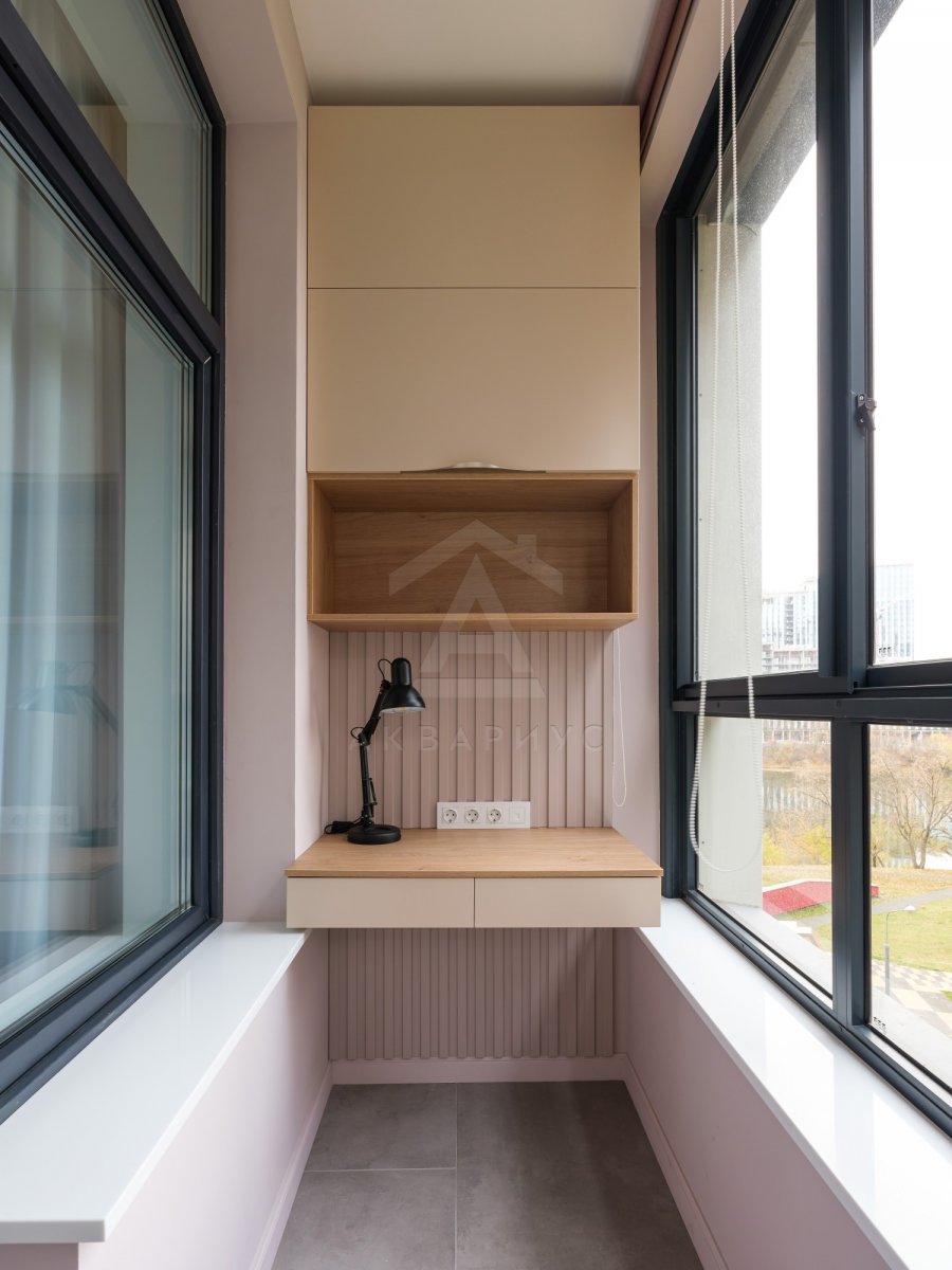 Балкон: фітнес зона Ідеї дизайну балкону: міні-спортзал з килимком для йоги та гантелями.