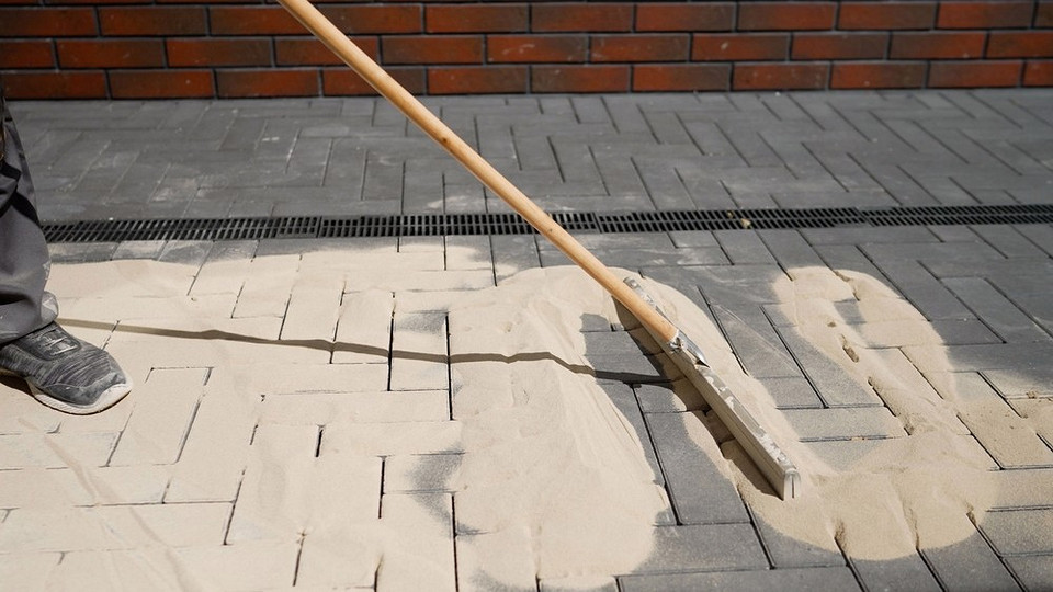 Парова обробка плитки Обробка тротуарної плитки парою для видалення трави та бруду