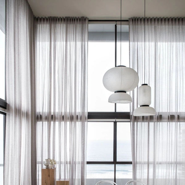 Правильне освітлення home office — поєднання природного та штучного світла Освітлення робочого місця вдома — настільна лампа з денним світлом і природне освітлення від вікна