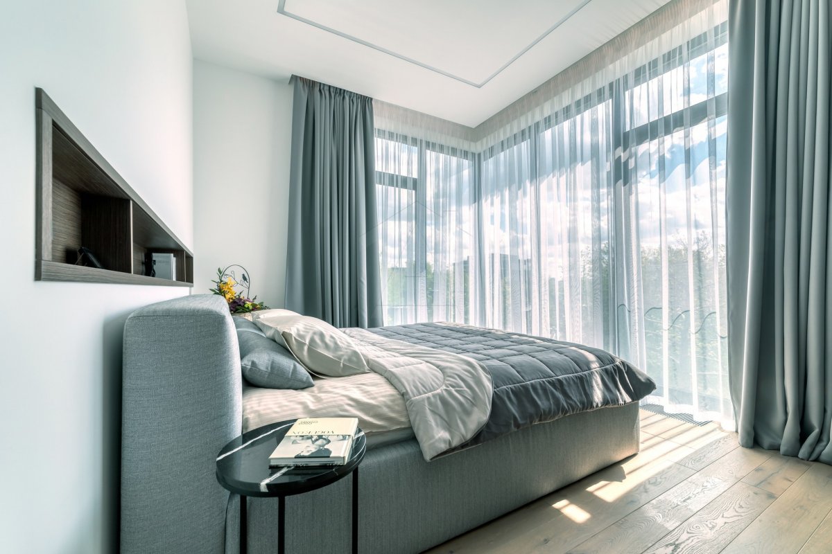 Парадний вхід. Розкішний передпокій з акцентом на якісні оздоблювальні матеріали та стильне освітлення.