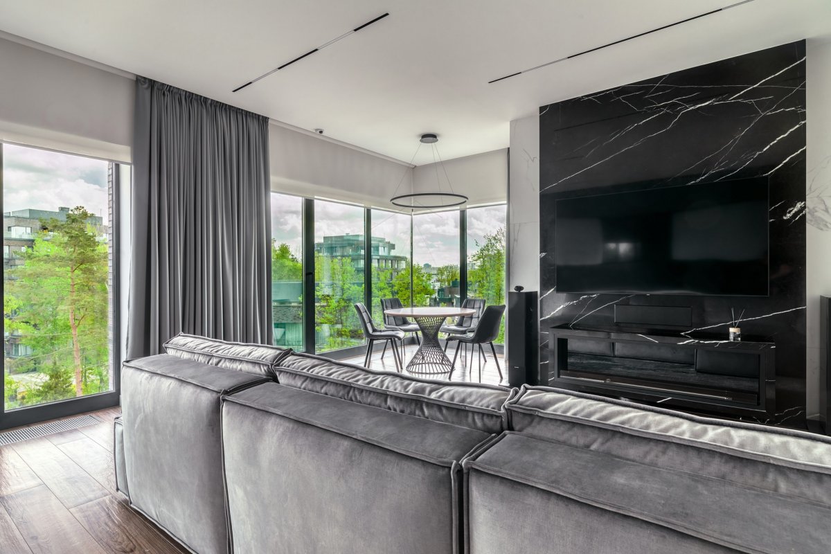 Ванна кімната класу люкс. Сучасний дизайн ванної кімнати з використанням мармуру та золотистих акцентів у стилі розкішних інтер'єрів.