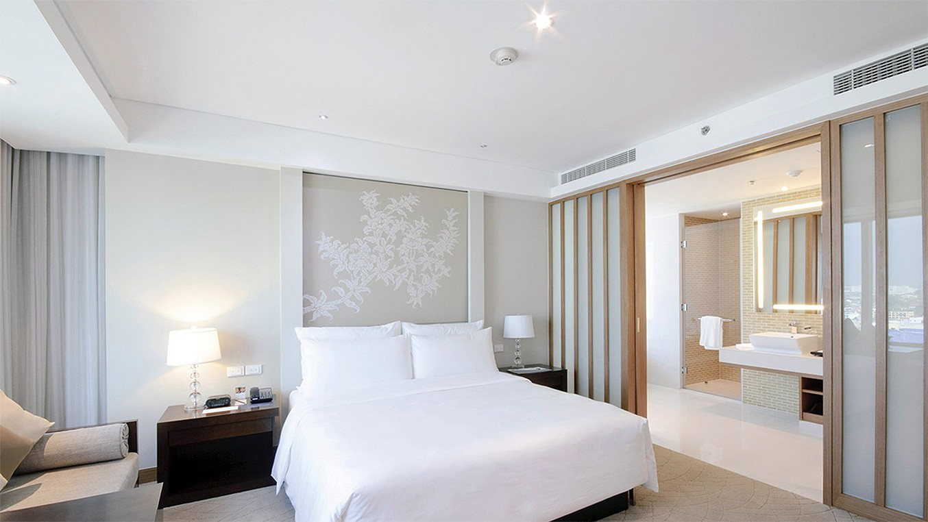 Пліснява через вентиляцію Ілюстрація неправильної вентиляції у ванній кімнаті, що призводить до плісняви.