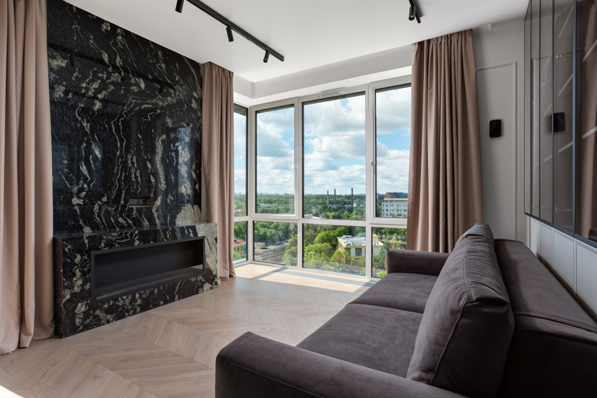 Елегантне опалення для дому Внутрішньопідлоговий конвектор опалення в сучасному інтер'єрі з панорамними вікнами.