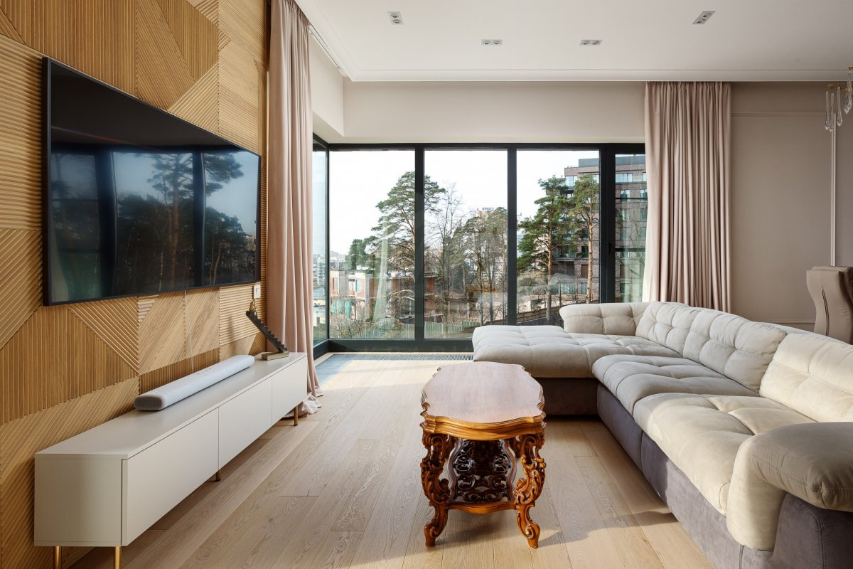 Дизайн опалення в підлозі Внутрішньопідлоговий конвектор з декоративною решіткою, інтегрований в підлогу біля вікна.