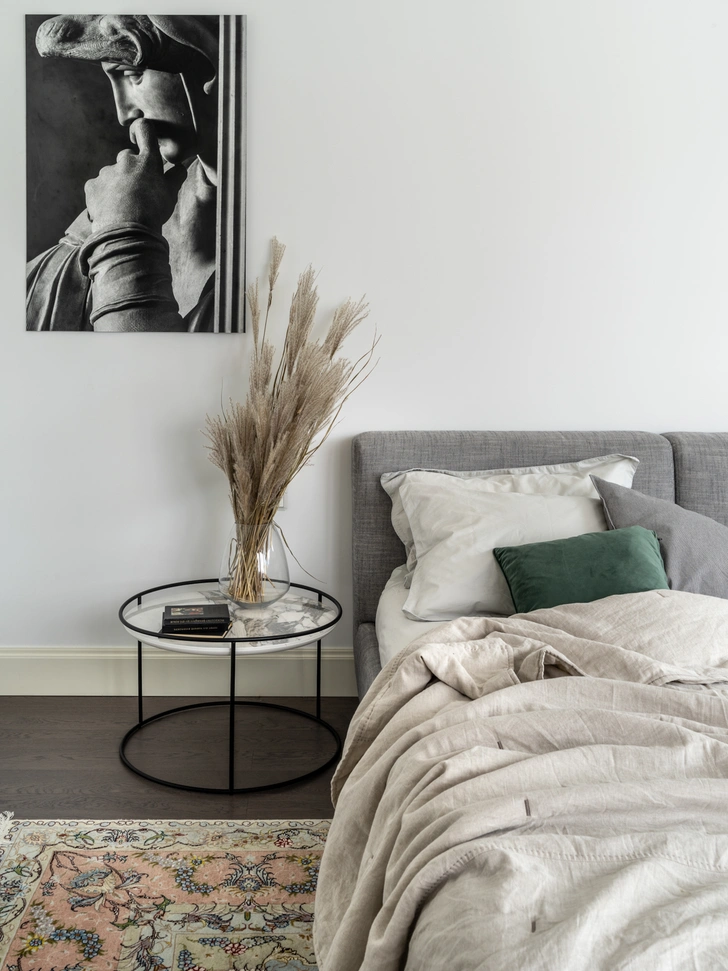 Сімейне фото та прикмети Сімейне фото в дерев'яній рамці на полиці, символ спогадів та прикмет.