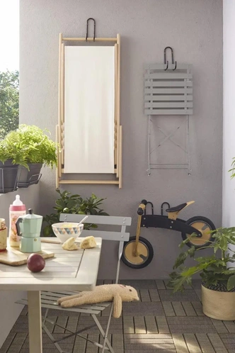 Затишний балкон з квітами Затишний балкон з квітами та добре організованим простором для зберігання.