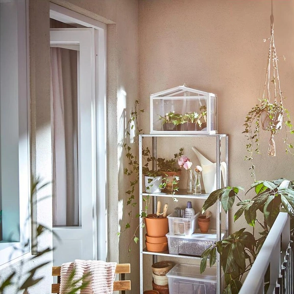 Вертикальне зберігання на балконі Налаштування вертикального зберігання садового інвентарю на затишному балконі.