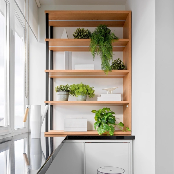 Зберігання садового інвентарю Компактні рішення для зберігання садового інвентарю на затишному балконі.