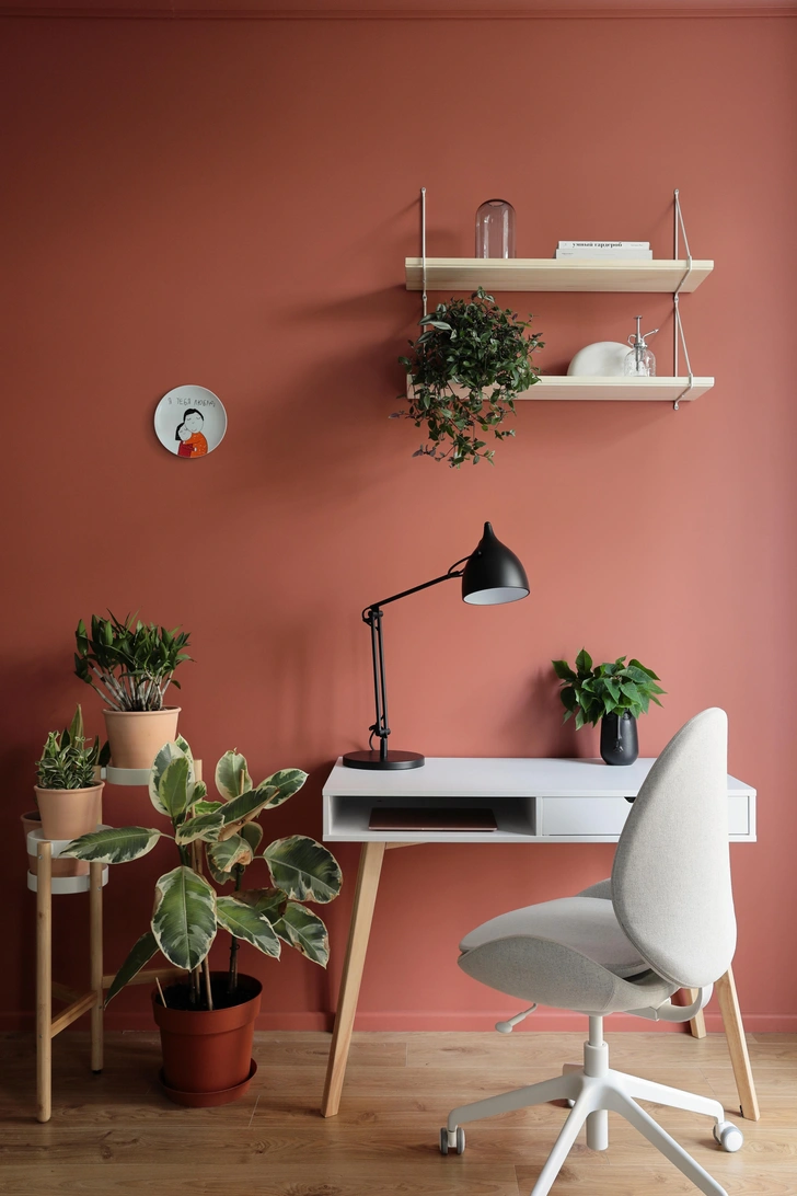 Мінімалізм та природа Мінімалістичний інтер'єр з рослинами: стильне поєднання простоти та природи.